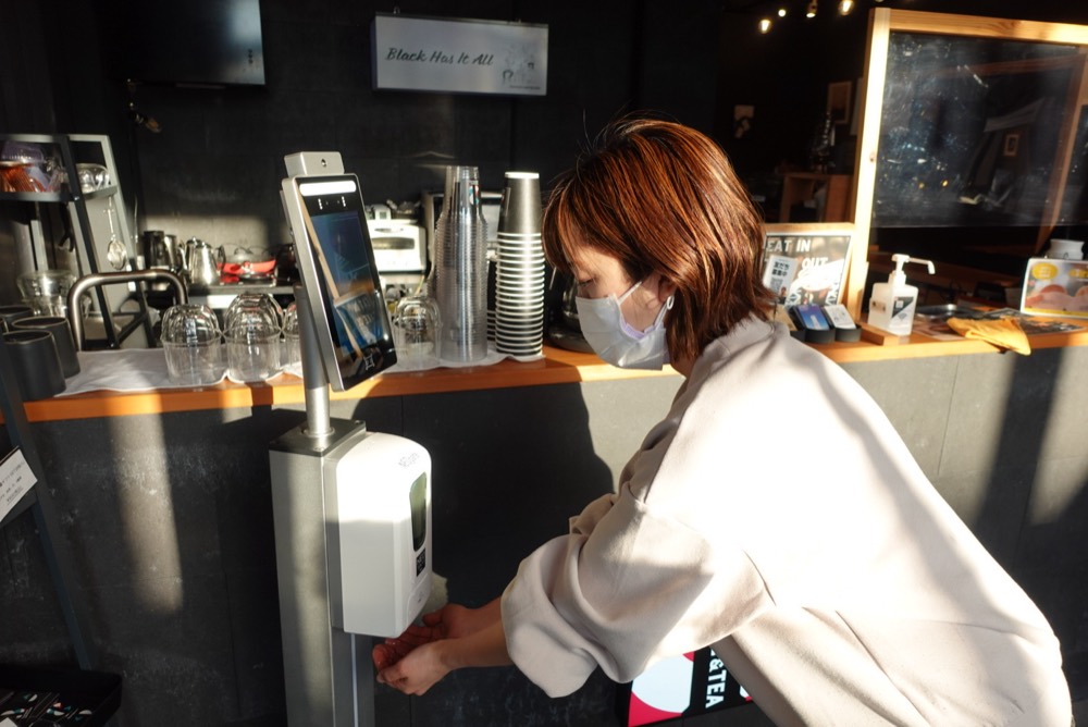 検温機とアルコール消毒